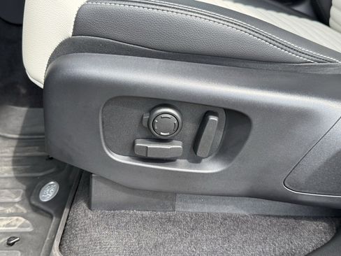 Certified 2025 Land Rover Discovery S image 12