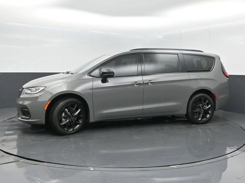 Used 2023 Chrysler Pacifica Limited w/ S Appearance Package AWD/4WD image 4