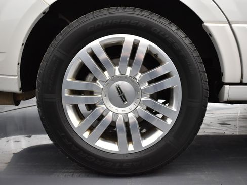 Used 2014 Lincoln Navigator 2WD image 17