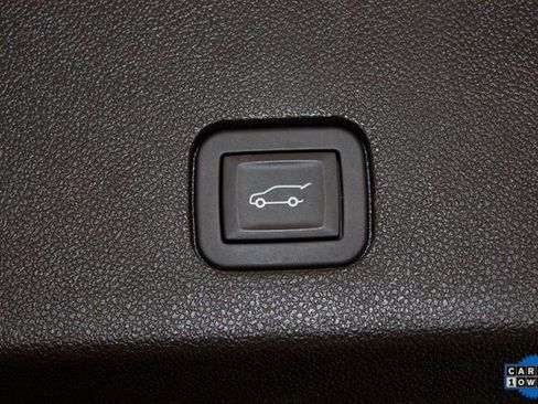 Used 2025 Cadillac XT6 Premium Luxury image 17