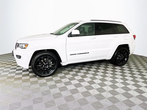 Used 2022 Jeep Grand Cherokee Laredo X AWD/4WD image 4