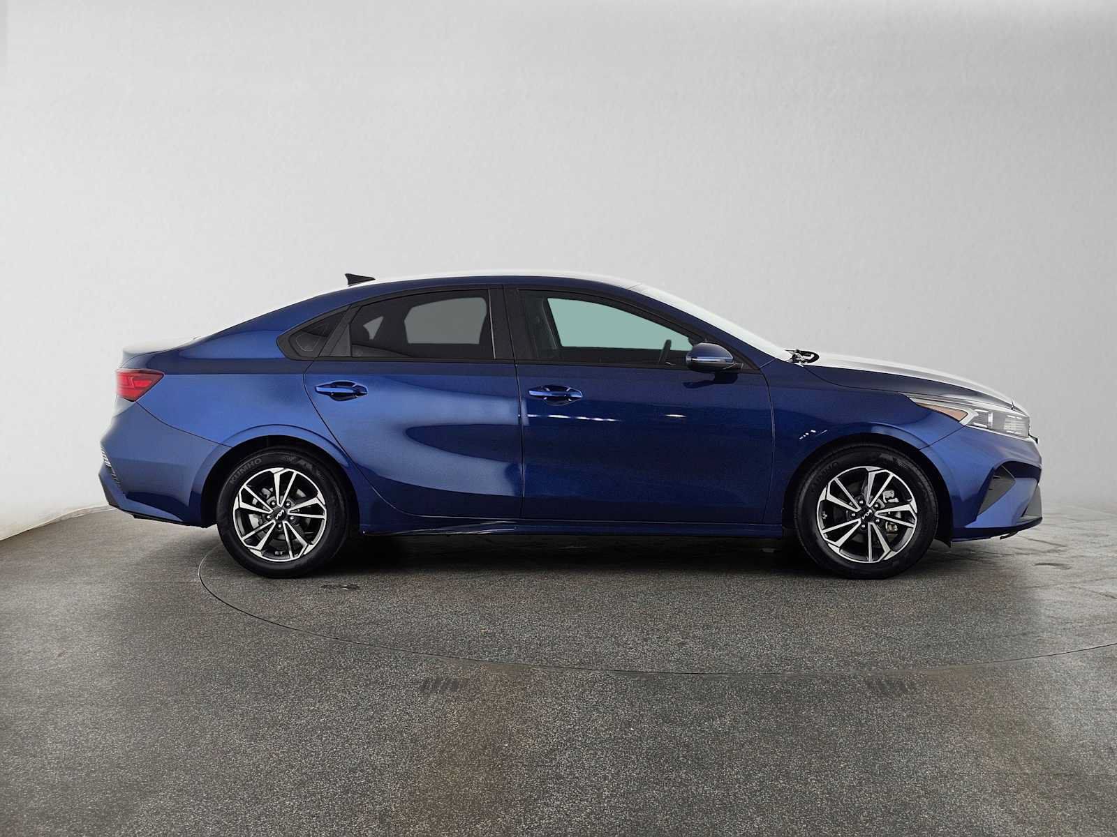 Used 2023 Kia Forte LXS w/ LXS Technology Package FWD image 2