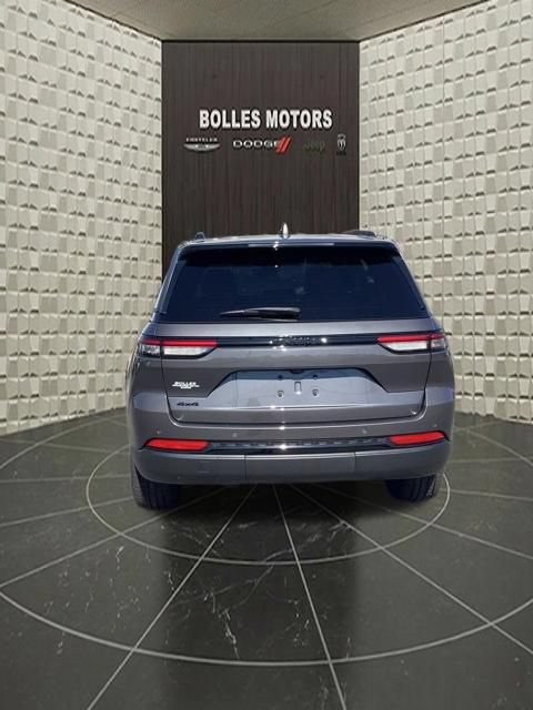 Used 2023 Jeep Grand Cherokee Altitude AWD/4WD image 6