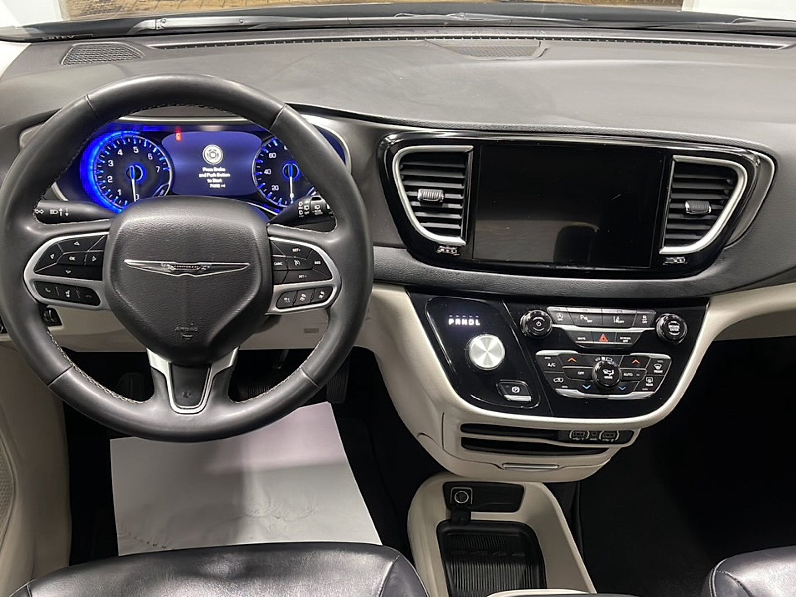 Used 2023 Chrysler Pacifica Touring-L FWD image 3