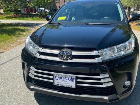 Used 2017 Toyota Highlander XLE AWD/4WD image 25