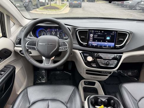 Used 2024 Chrysler Pacifica Touring-L FWD image 18