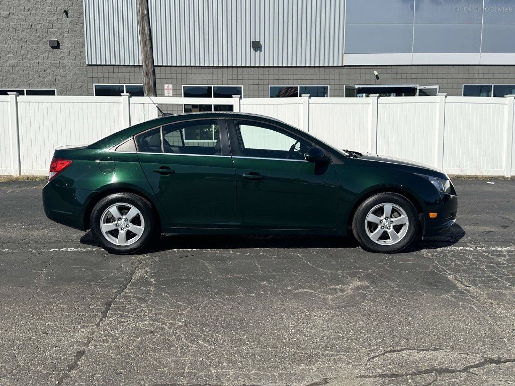 Used 2014 Chevrolet Cruze LT FWD image 2