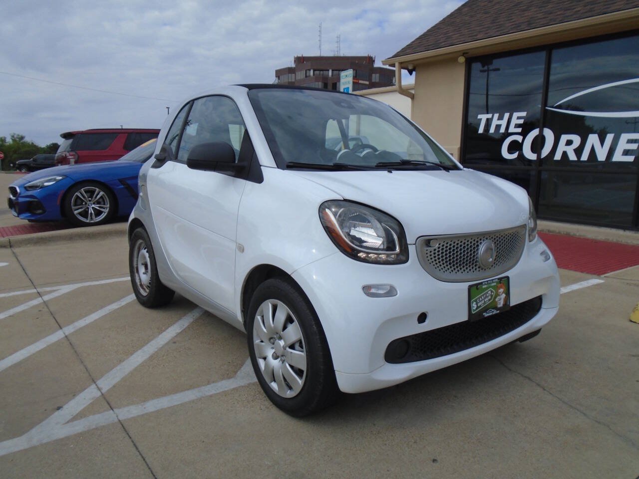 Used 2017 smart fortwo pure RWD image 1