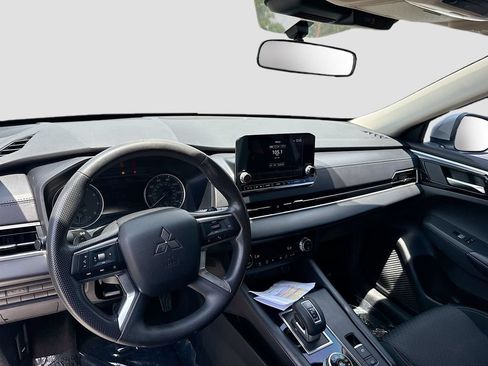 Used 2024 Mitsubishi Outlander ES FWD image 9