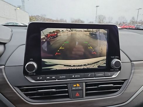 Used 2024 Nissan Altima 2.5 SV image 16