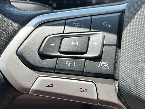 Used 2025 Volkswagen Jetta SE FWD image 22