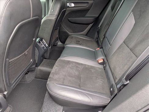 Used 2022 Volvo XC40 T5 R-Design w/ Protection Package Premier image 18