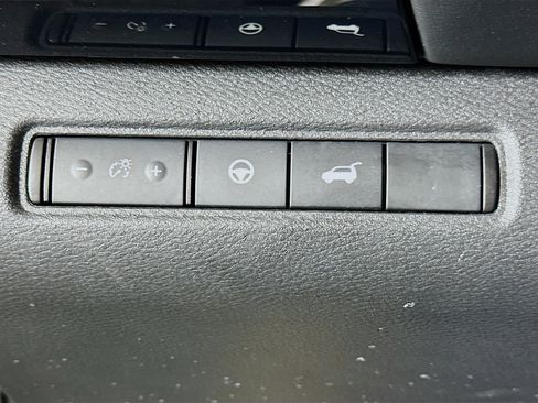 Used 2025 Nissan Pathfinder SV FWD image 17