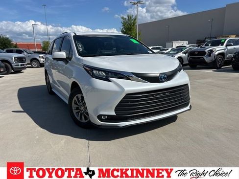 Used 2025 Toyota Sienna XLE image 1
