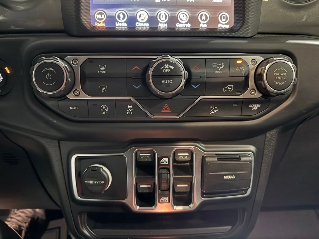 Used 2019 Jeep Wrangler Unlimited Sahara w/ Uconnect 4C Nav & Sound Group AWD/4WD image 18