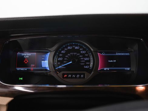 Used 2015 Ford Taurus Limited FWD image 25