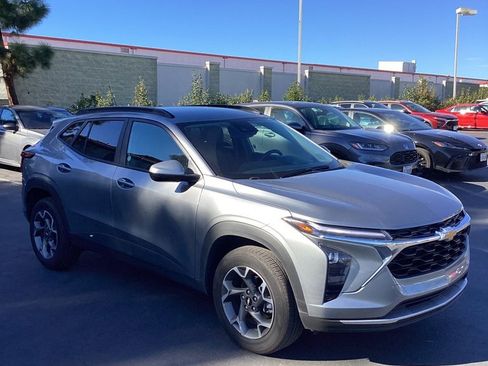 Used 2025 Chevrolet Trax LT w/ LT Convenience Package image 4