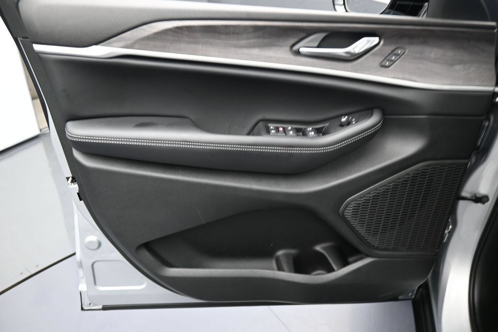 Used 2025 Jeep Grand Cherokee L Limited RWD image 13