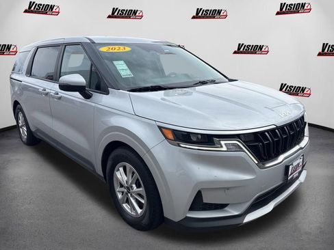 Used 2023 Kia Carnival LX FWD image 3