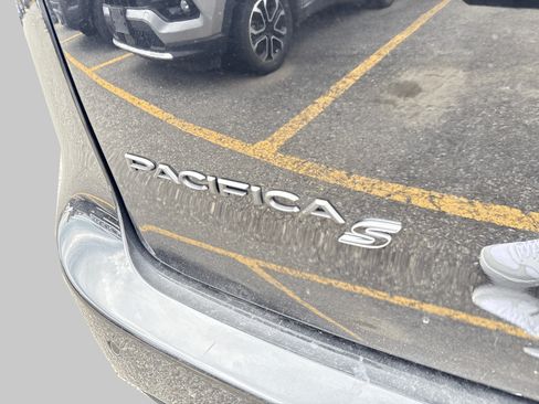 Used 2026 Chrysler Pacifica Limited w/ S Appearance Package FWD image 9