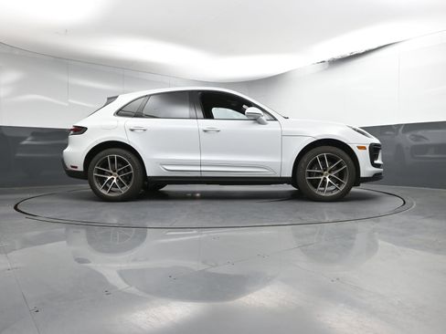 Certified 2025 Porsche Macan image 32