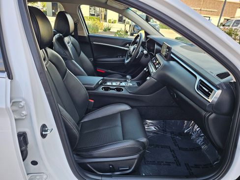 Used 2025 Genesis G70 2.5T image 33