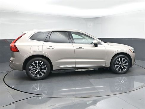 Used 2023 Volvo XC60 B5 Plus image 8