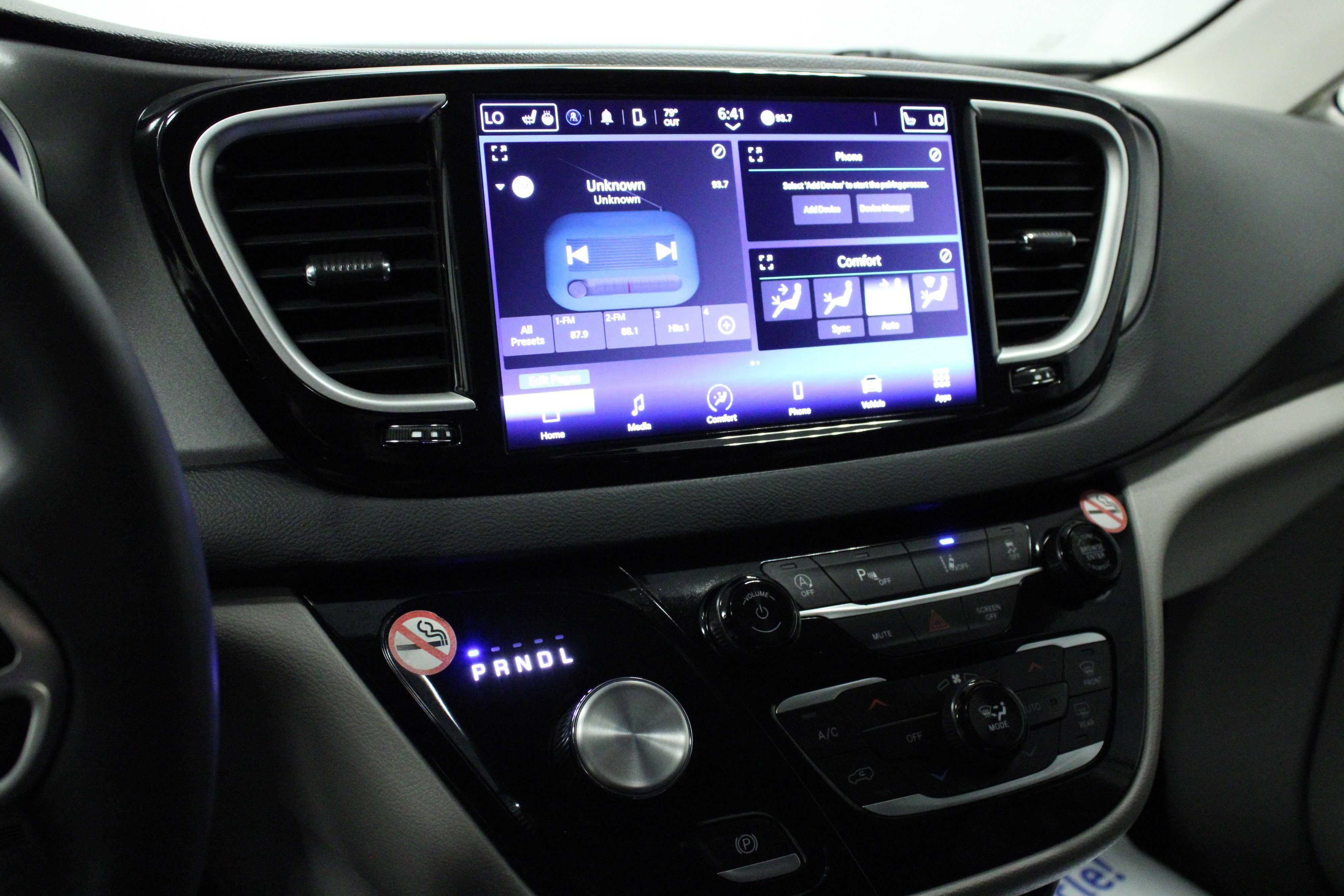 Used 2024 Chrysler Pacifica Touring-L FWD image 27