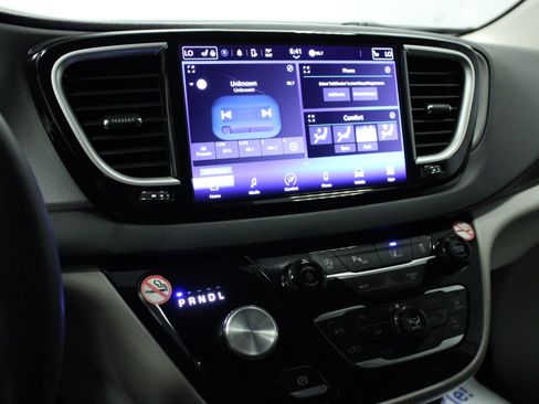 Used 2024 Chrysler Pacifica Touring-L FWD image 27