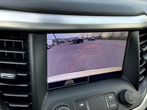 Used 2023 GMC Acadia SLE image 32