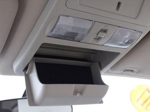 Used 2017 Nissan Titan SV image 39