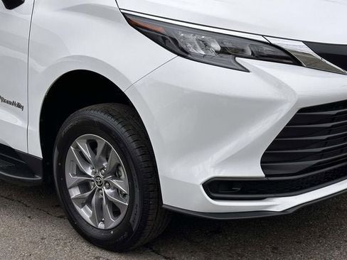 Used 2026 Toyota Sienna LE image 12