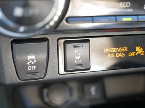 Used 2021 Toyota RAV4 XLE Premium image 28