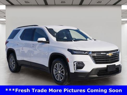 Used 2023 Chevrolet Traverse LT w/ Rear Camera Mirror Package image 1