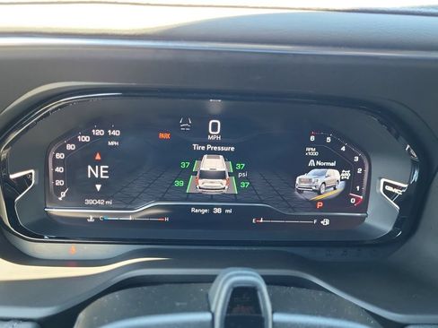 Used 2024 GMC Yukon Denali w/ Advanced Technology Package AWD/4WD image 27