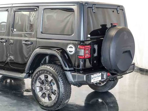 Used 2018 Jeep Wrangler Unlimited Sahara AWD/4WD image 10
