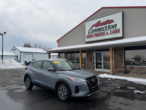 Used 2021 Nissan Kicks SV image 2