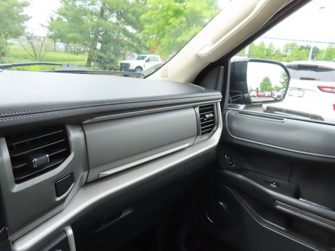 Used 2024 Ford Expedition XLT AWD/4WD image 23