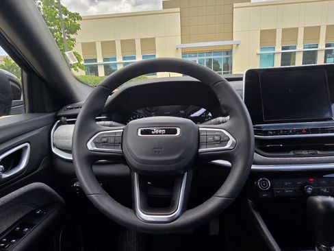 Used 2025 Jeep Compass Latitude w/ Sun & Sound Group AWD/4WD image 30