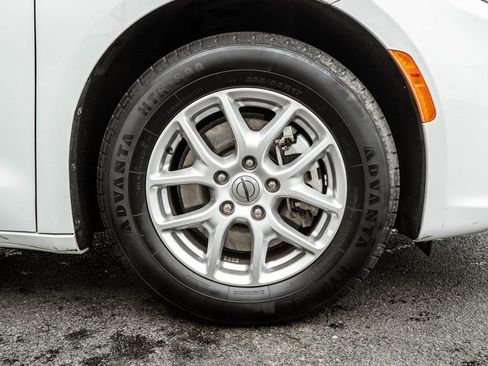 Used 2023 Chrysler Pacifica Touring-L FWD image 4