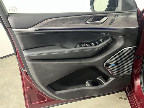 Used 2023 Jeep Grand Cherokee Overland w/ Advanced Protech Group III image 18