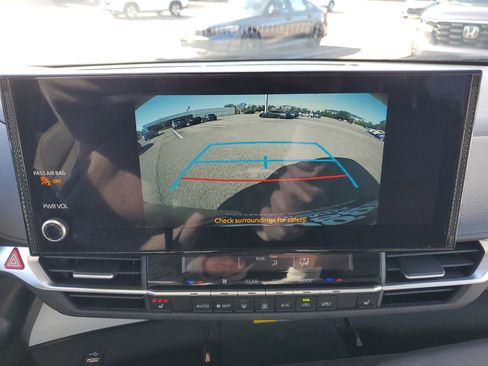 Used 2025 Toyota Sienna XLE image 4