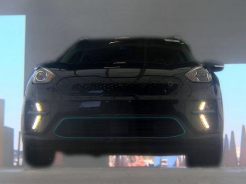 Used 2022 Kia Niro EX w/ Cold Weather Package FWD image 3