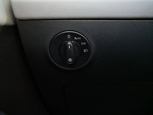 Certified 2022 Volkswagen Taos SE image 27