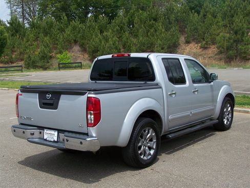 Used 2019 Nissan Frontier SL image 4