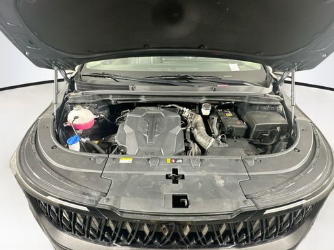 Used 2025 Kia Carnival FWD image 34