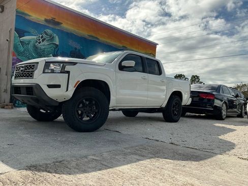 Used 2022 Nissan Frontier SV image 2