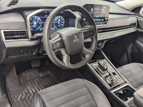 Used 2025 Mitsubishi Outlander SE image 3