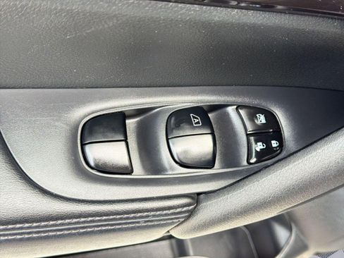 Used 2018 Nissan Rogue SV FWD image 19
