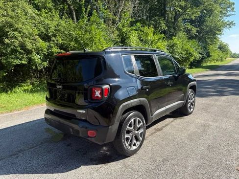 Used 2017 Jeep Renegade Latitude w/ Cold Weather Group AWD/4WD image 3